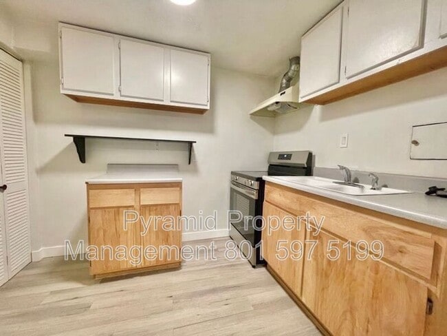 Building Photo - 874 E Angelina Ave