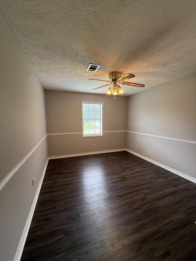 Building Photo - 338 Pinewood Dr