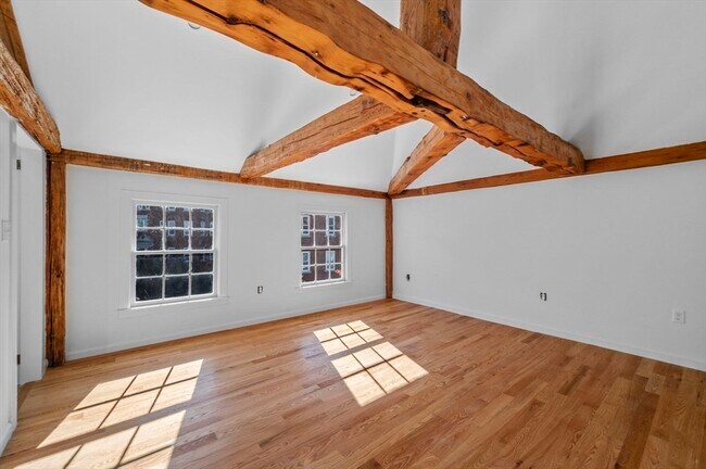 Building Photo - 14 Lynde St