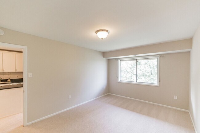 Building Photo - Updated Condo in the Heart of Vienna!
