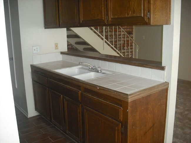 Building Photo - Popular townhouse in great location