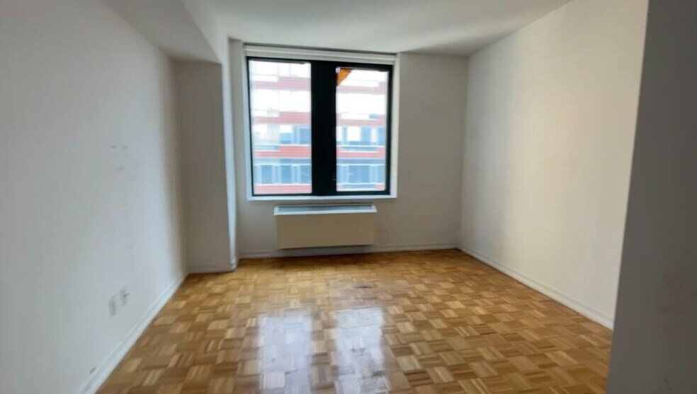 Primary Photo - 2 S End Ave