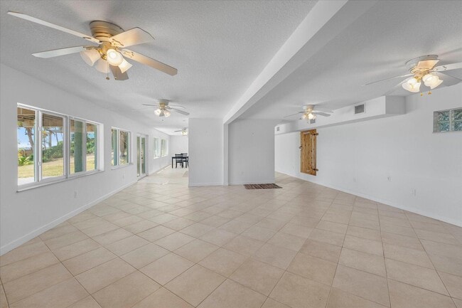 Building Photo - 850 NE Ixora Dr