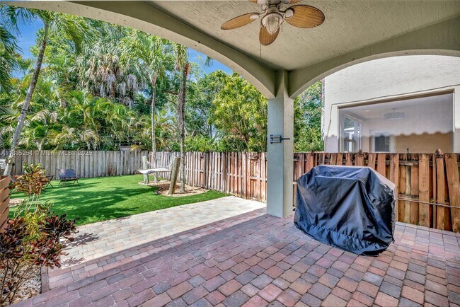 Building Photo - 853 SW 11th Ct