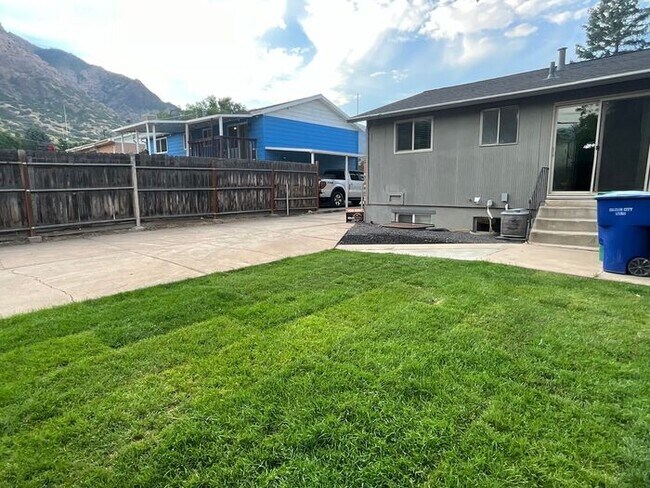 Building Photo - 4 Bedroom 2 Bath Twin Home -Fenced Yard-Dog Friendly