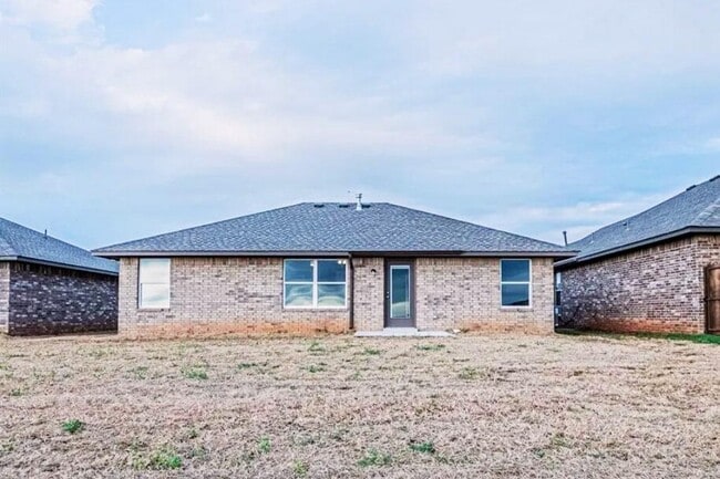 Building Photo - 1706 Highland Loop