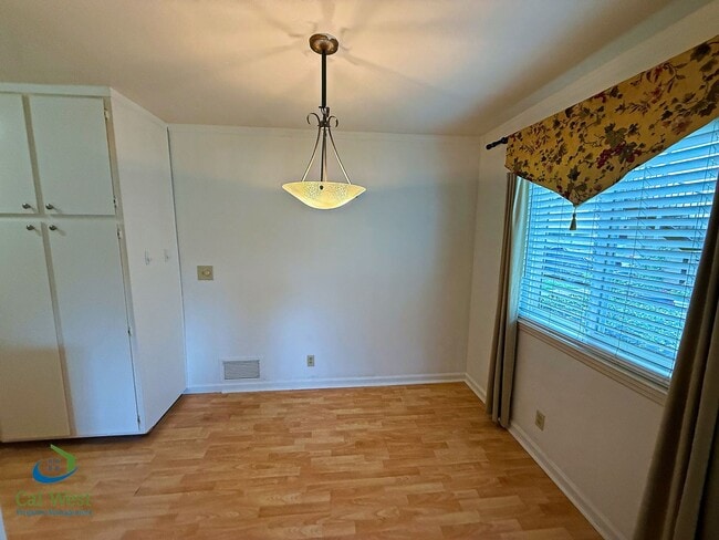 Building Photo - $2895 - 2 Bed/1 Bath Townhome in North San Jose-Near Lightrail