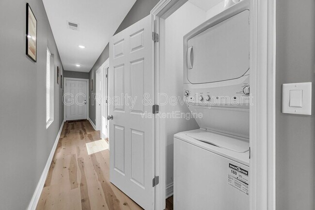 Building Photo - 1048 N Lawndale Ave