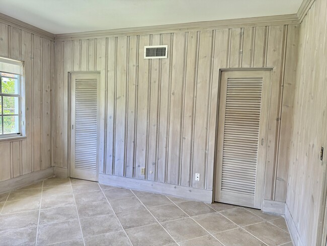 Building Photo - 206 Russlyn Dr