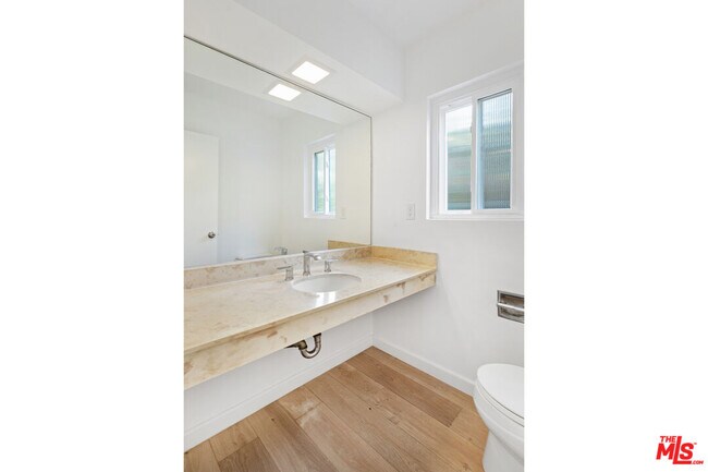 Building Photo - 3101 Beachwood Dr