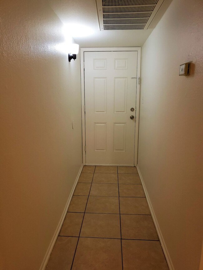 Building Photo - GATED COMMUNITY IN TEMPE!