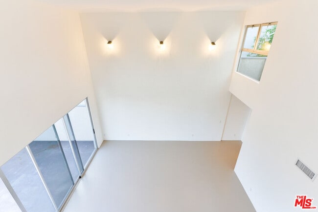 Building Photo - 558 Rose Ave