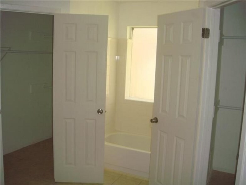Building Photo - 13307 Oak Ledge Dr
