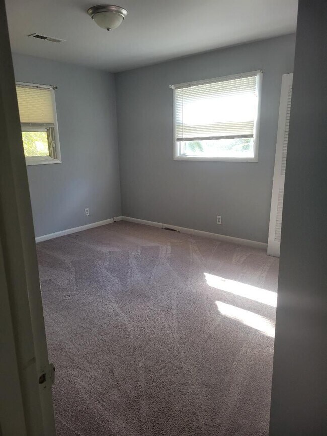 Building Photo - 5 bedroom 3 bath in Town Acres Subdivision