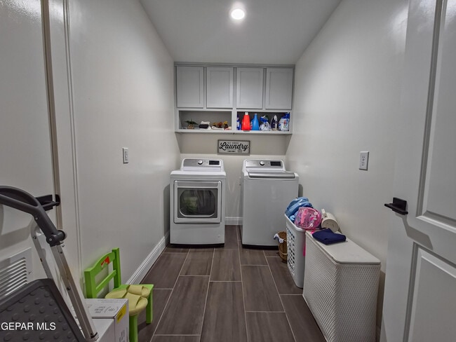 Building Photo - 7321 Cuba Dr