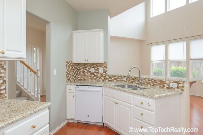 Building Photo - Lovely Traditional 2BD · 2.5BA + Office/De...