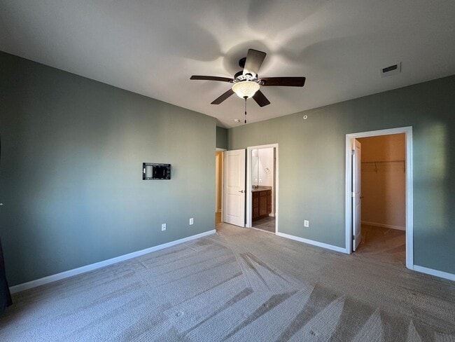 Building Photo - Gorgeous 2 Bed 2 Bath End-Unit Townhome In...