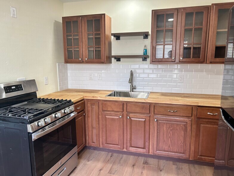 Building Photo - 827 40th St S