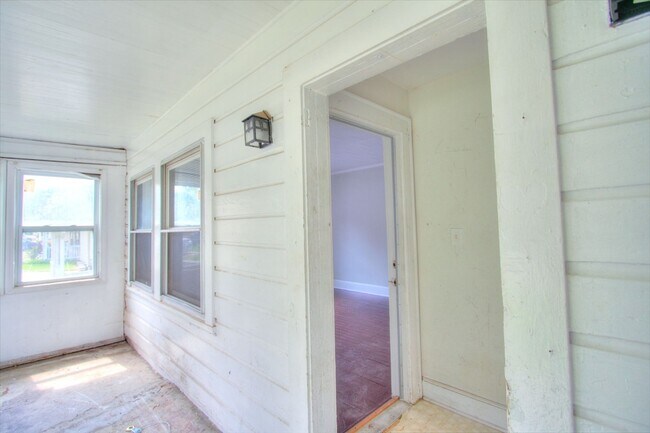 Building Photo - 1011 E Ellerbee St