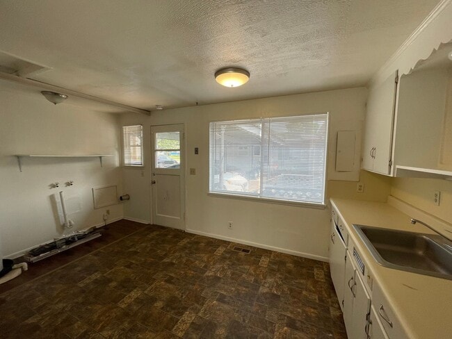 Building Photo - Prime Location! 2-Bed, 1-Bath Apartment with Lake Views and Near Downtown – Move-In Ready!