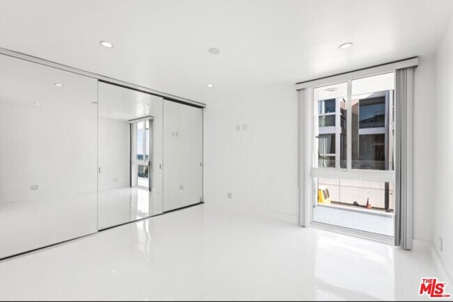 Building Photo - 2419 Ocean Front Walk