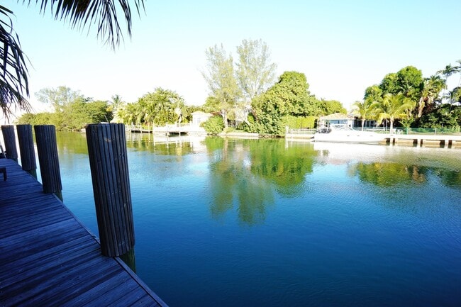 Building Photo - LARGE 1 BEDROOM FULLY FURNISHED IN WATERFR...