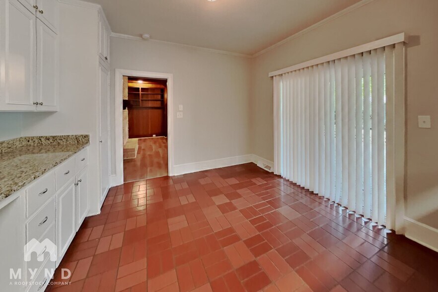 Building Photo - 127 Forest Hills Dr
