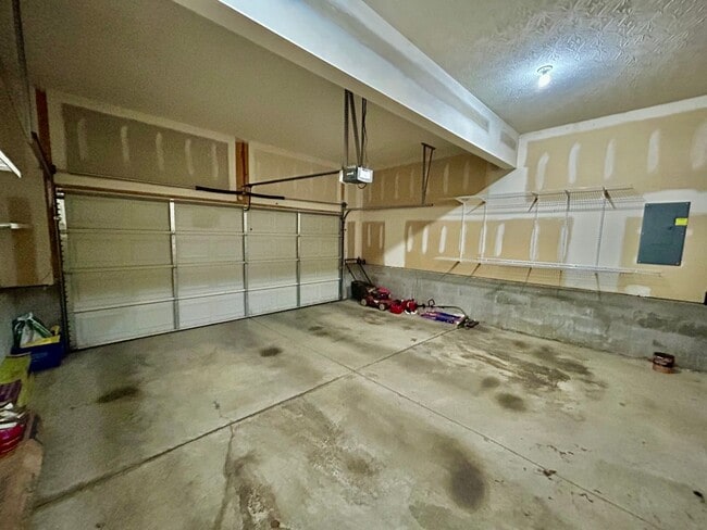 Building Photo - Large 4 Bed, 2.5 bath in Lexington!