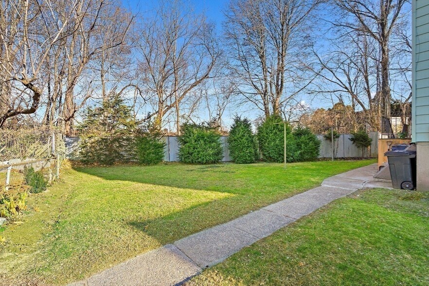 Building Photo - 2 Starbird Ave