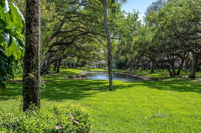 Building Photo - 2 Park Shores Cir
