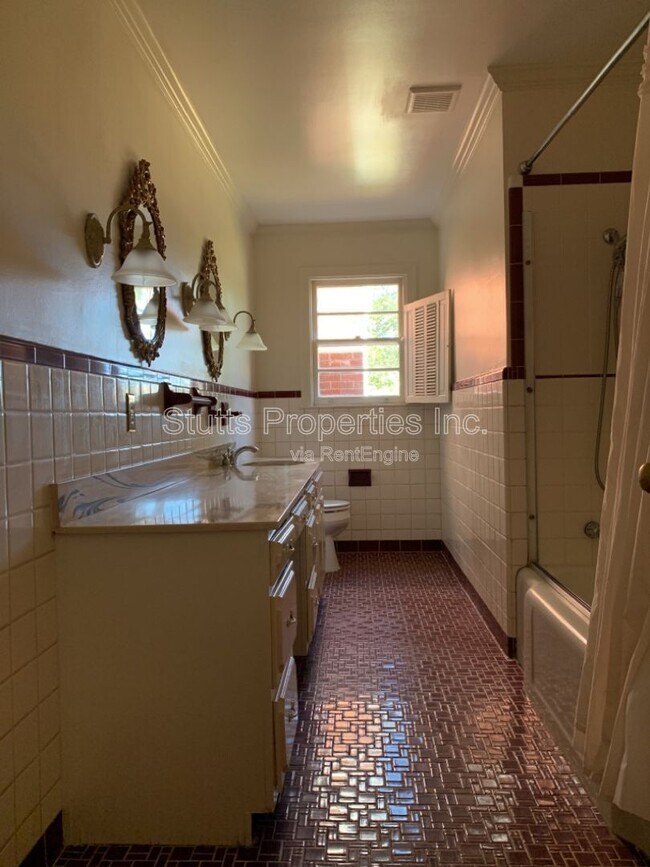 Building Photo - 1924 Chisholm Rd