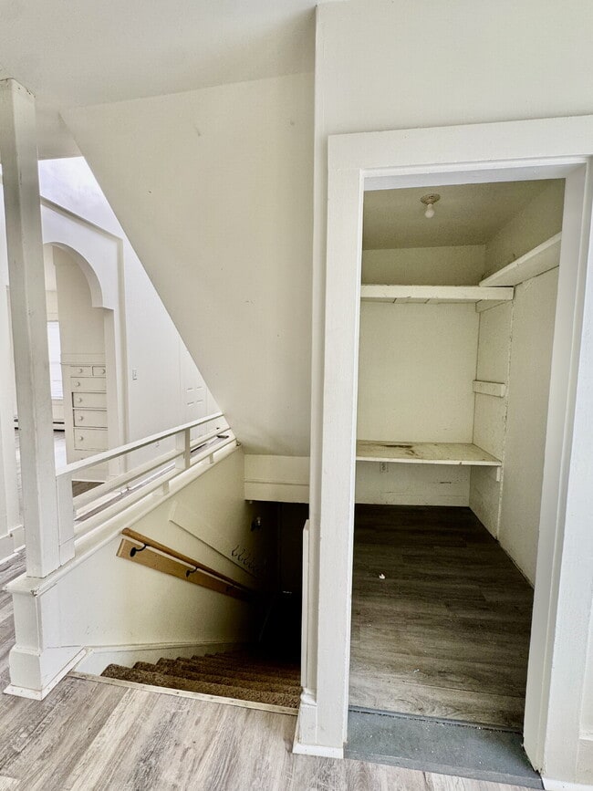 Building Photo - Bright Three Bedroom Apartment with Architectural Charm!