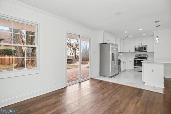 Building Photo - 312 E Gordon St