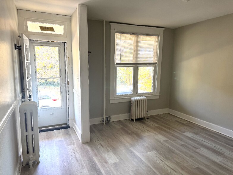 Building Photo - 3710 Chestnut Ave