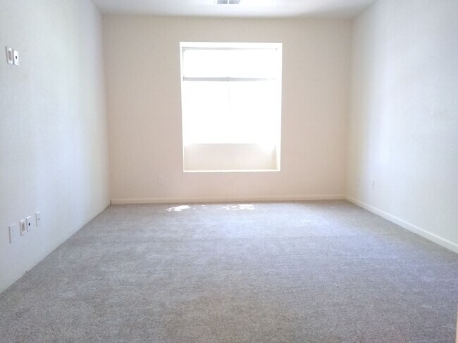 Building Photo - Beautiful and Spacious 3 Bedroom 2 Bath To...