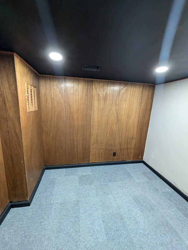 Building Photo - Rutland Ave