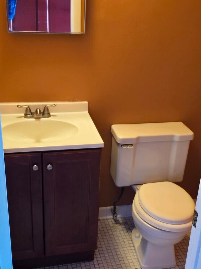 Building Photo - 2 bedroom 1.5 bath condo now available for rent in Dalton, Ga