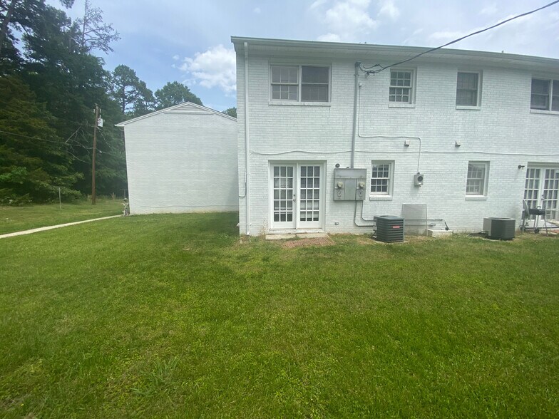 Building Photo - Room in Apartment on Greenbriar Rd