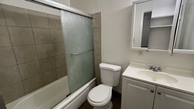Building Photo - ** Move in special $1995 moves you in - Includes Deposit and January 2026 Rent. ** Updated interi...