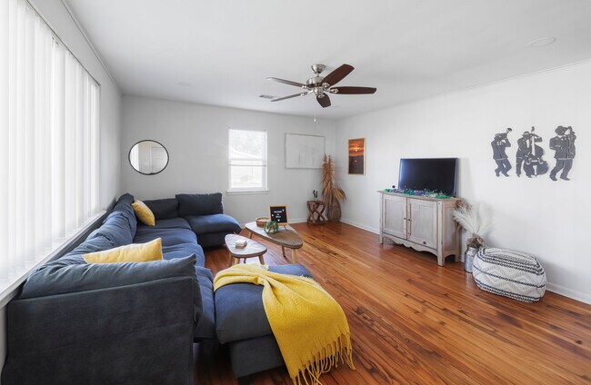 Building Photo - 3828 Derbigny St