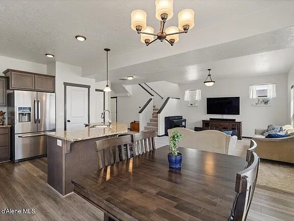 Building Photo - 1824 E Warbler Ln
