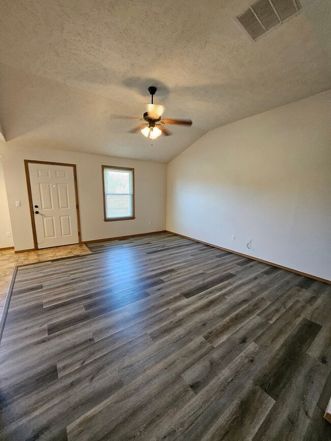 Building Photo - Beautiful house in the Fall Creek Subdivision! Carl Junction!