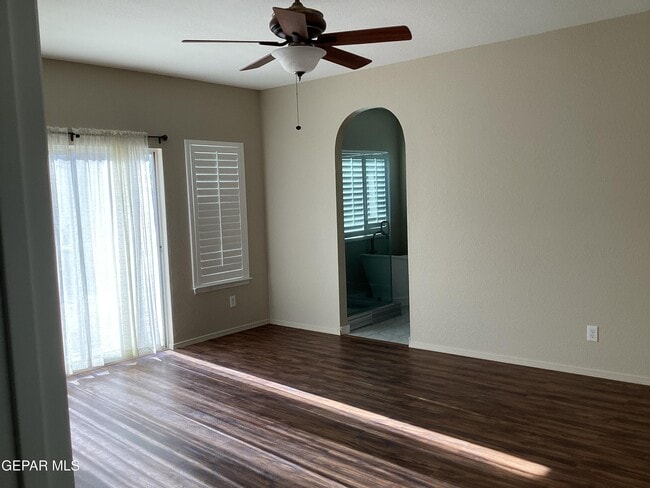 Building Photo - 305 Cloud Song E