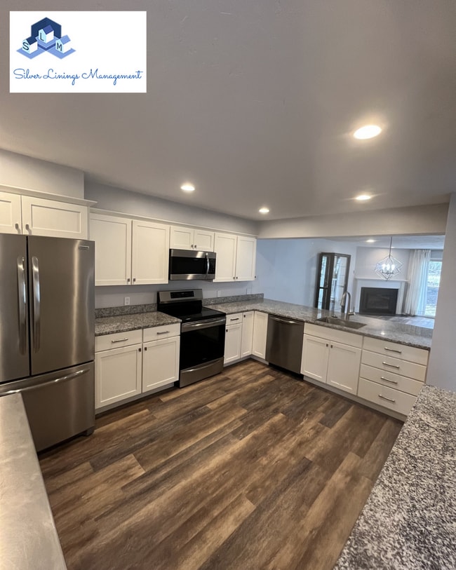 Building Photo - Massive lake front condo with tons of amen...