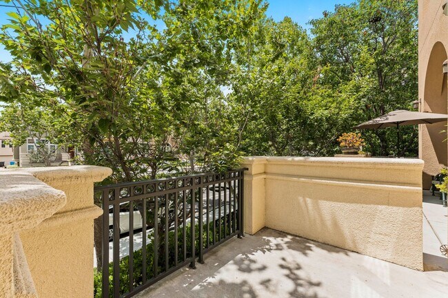 Building Photo - SUNNY TOWNHOME NEAR TRAILS STYLISH, FUNCTIONAL, & VERY ACCESSIBLE