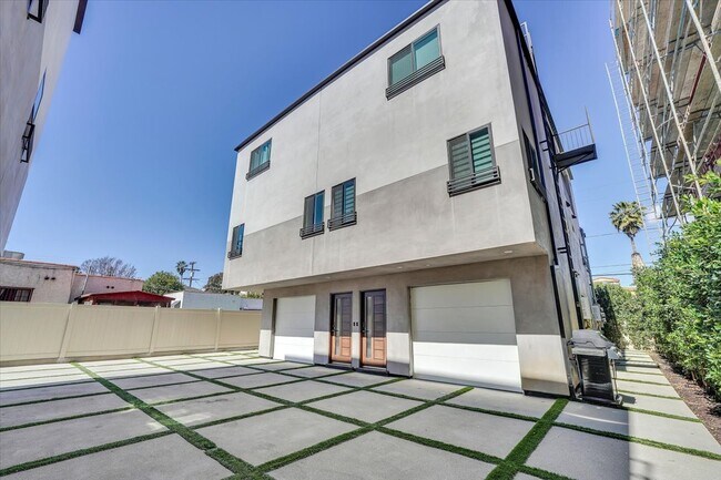 Building Photo - 14541 Weddington St