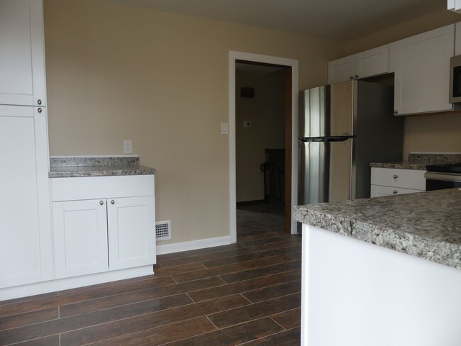 Building Photo - Remodeled 4 bedroom! Fenced backyard! 2 Ca...