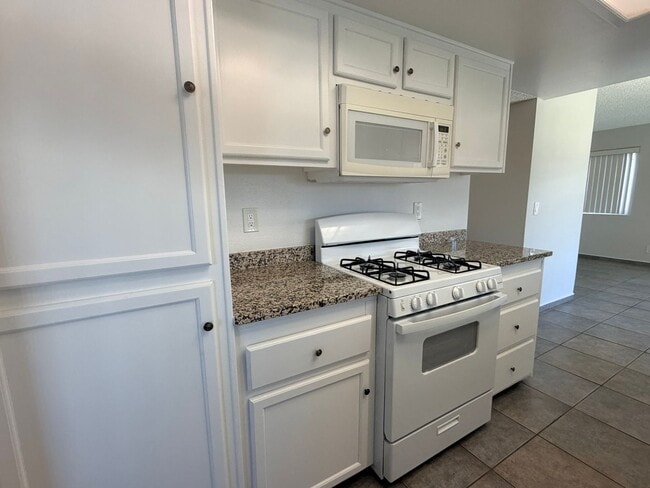 Building Photo - 3+2.5 Two Story in Tehachapi City