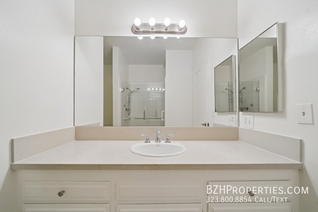 Building Photo - 333 S Elm Dr