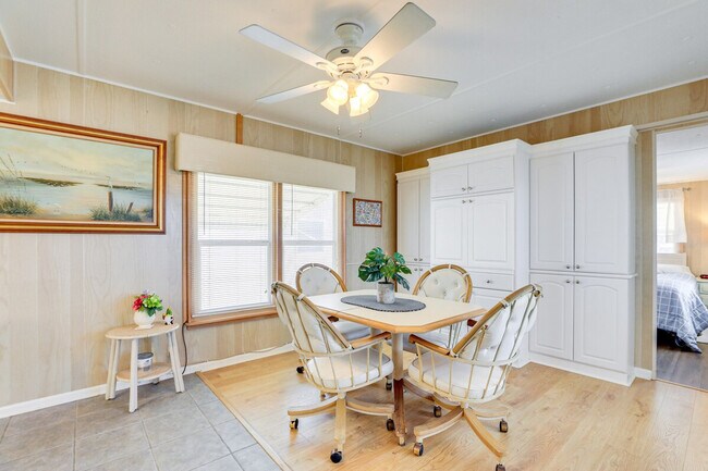 Building Photo - 670 N Green Cir